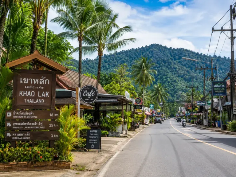 Lokal gatu- och bymiljö i Khao Lak