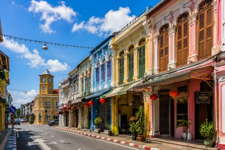Bunte sino-portugiesische Straße in Phuket Old Town